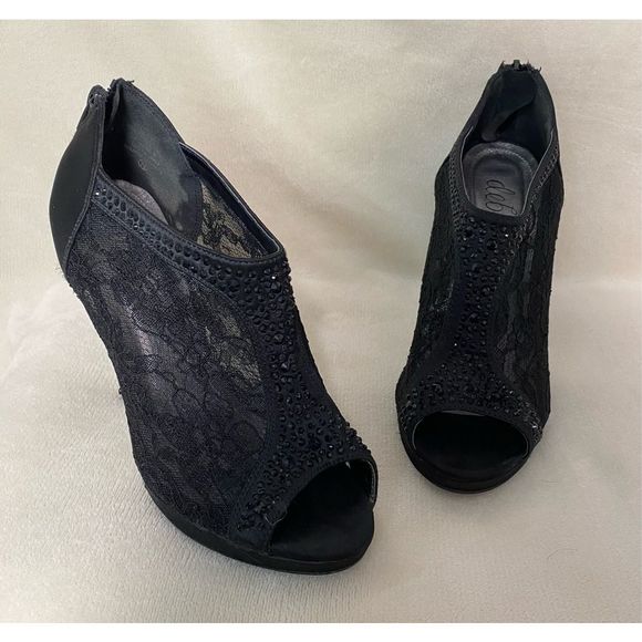 Beautiful RARE Heels - Picture 5 of 10
